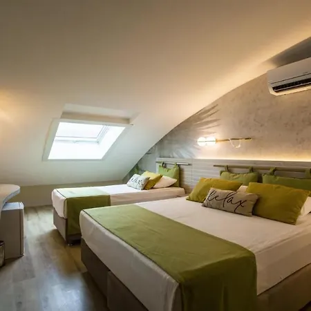 Square (adults Only) 4*